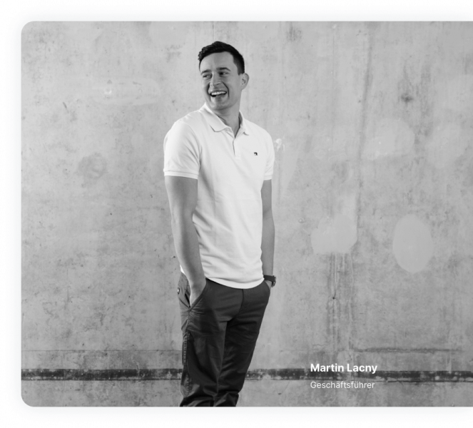 Geschäftsführer von Cleanfrog lächelt neben die Kamera